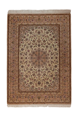 تصویر فرش دستباف اصفهان ۹متری کرک و ابریشم طرح لچک ترنج کرم