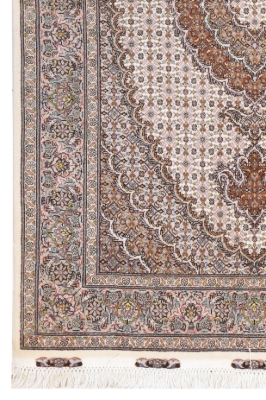 تصویر فرش دستباف تبریز ذرع و نیم کرک و ابریشم طرح ماهی ۷ متنی کرم(فروخته شد)