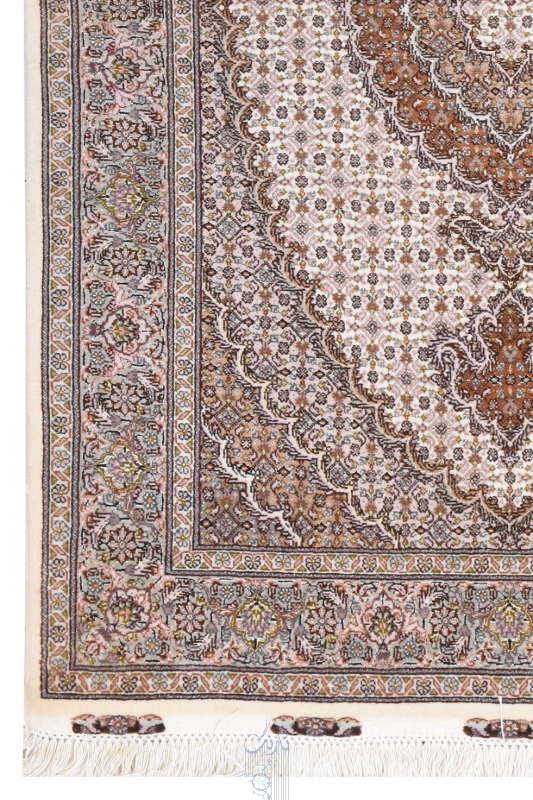تصویر فرش دستباف تبریز ذرع و نیم کرک و ابریشم طرح ماهی ۷ متنی کرم(فروخته شد)