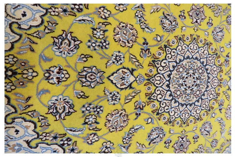 تصویر فرش دستباف نایین ذرع و چارک  ۹لا طرح لچک ترنج پشم و ابریشم طلایی