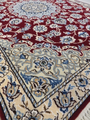 تصویر فرش دستباف نایین ذرع و چارک ۹لا طرح لچک ترنج پشم و ابریشم لاکی