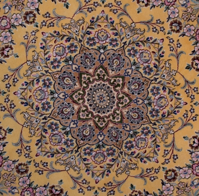 تصویر فرش دستباف نایین دایره ۱/۵ متری ۹لا پشم و ابریشم طرح لچک ترنج طلایی