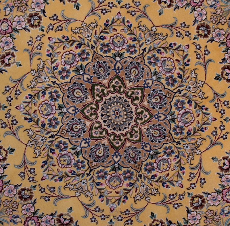 تصویر فرش دستباف نایین دایره ۱/۵ متری ۹لا پشم و ابریشم طرح لچک ترنج طلایی