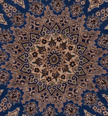 تصویر فرش دستباف نایین دایره ۱/۱۵ متری ۹لا پشم و ابریشم طرح لچک ترنج آبی