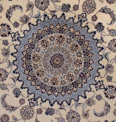 تصویر فرش دستباف نایین دایره ۲/۵ متری ۹لا پشم و ابریشم طرح لچک ترنج کرم