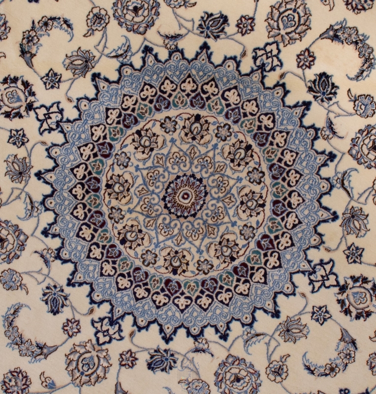 تصویر فرش دستباف نایین دایره ۲/۵ متری ۹لا پشم و ابریشم طرح لچک ترنج کرم