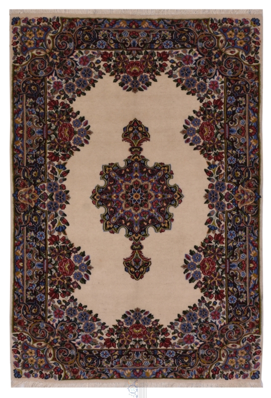 تصویر فرش دستباف کرمان ۲ متری ۴۰ رج پشم طرح کف ساده ترنجدار کرم(فروخته شد)