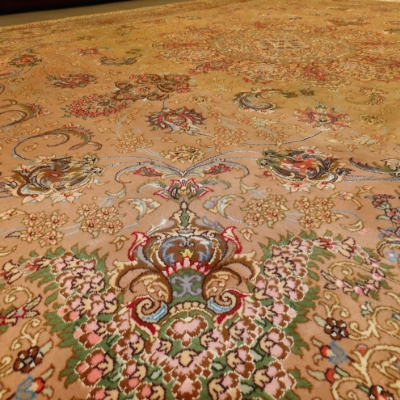 تصویر فرش دستباف قم ۶ متری ۵۳ رج کرک و ابریشم طرح شکاری گلبهی
