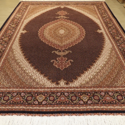 تصویر فرش دستباف تبریز ۶ متری ۵۳ رج کرک و ابریشم طرح ماهی ۱۳ متنی سورمه‌ای