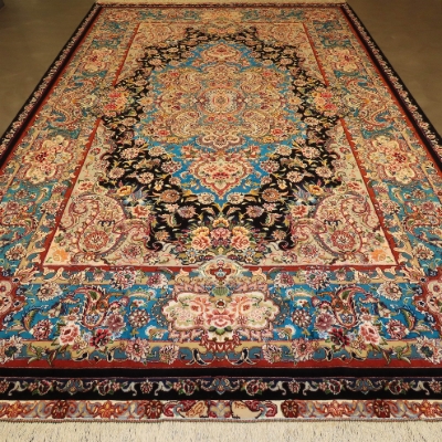 تصویر فرش دستباف تبریز ۶ متری ۵۰ رج کرک و ابریشم طرح سالاری دو متنی مشکی و فیروزه ای
