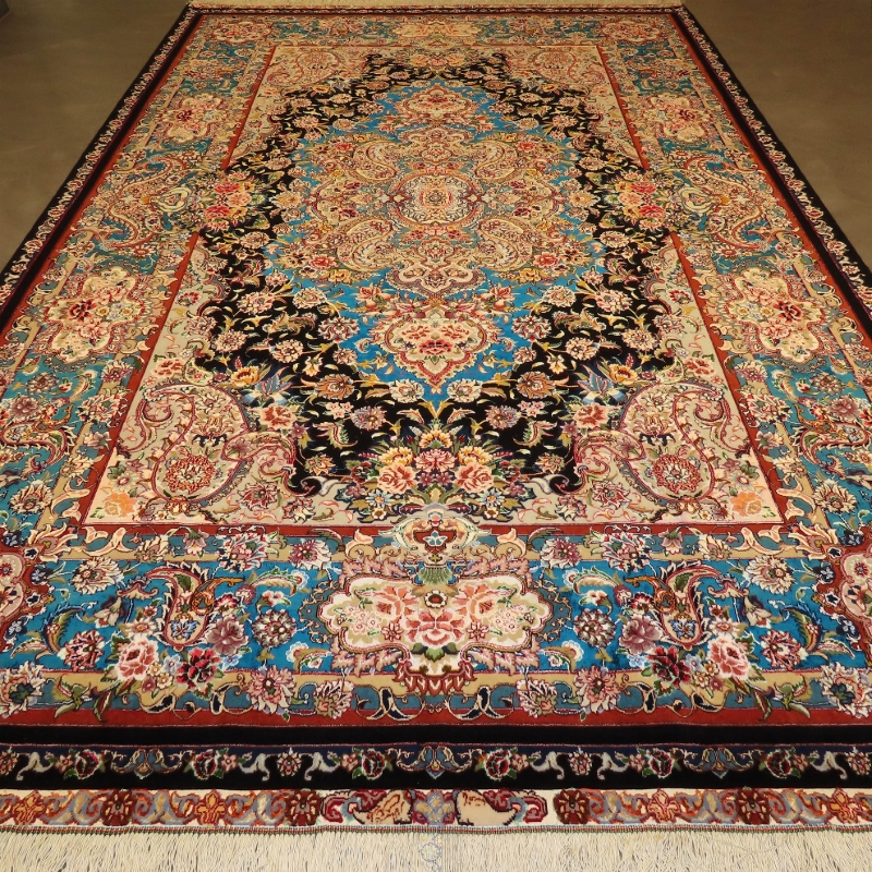 تصویر فرش دستباف تبریز ۶ متری ۵۰ رج کرک و ابریشم طرح سالاری دو متنی مشکی و فیروزه ای