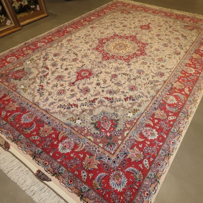 تصویر فرش دستباف تبریز ۶ متری ۵۰ رج کرک و ابریشم تقی‌زاده کرم