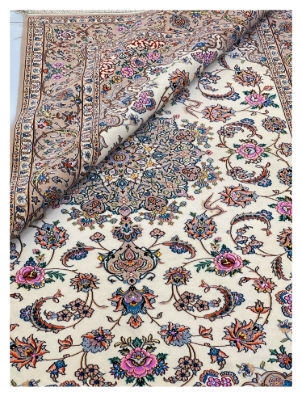 تصویر فرش دستباف اصفهان پرده ای کرک و ابریشم طرح لچک و ترنج