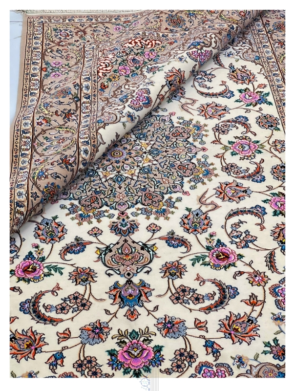 تصویر فرش دستباف اصفهان پرده ای کرک و ابریشم طرح لچک و ترنج
